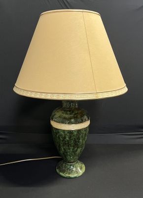 DRIMMER LAMPE en céramique effet marbré vert.