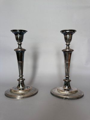 240. Paire de flambeaux en métal argenté, Angleterre, XIXe s…