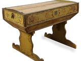 une vieille table en bois ornée d'un motif peint