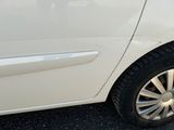 une voiture blanche garée sur le bord de la route