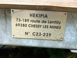 a sign on the back of a bench that says hekipia