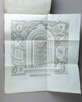 un vieux livre sur lequel figure le dessin d'une porte