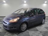 la voiture bleue est garée dans le garage sur le sol en damier