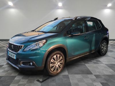 La voiture bleue est garée dans une pièce dont le sol est à carreaux.