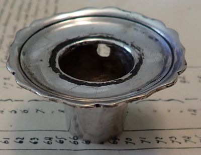 un objet métallique posé sur une feuille de papier