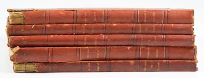 plusieurs vieux livres empilés sur une surface blanche