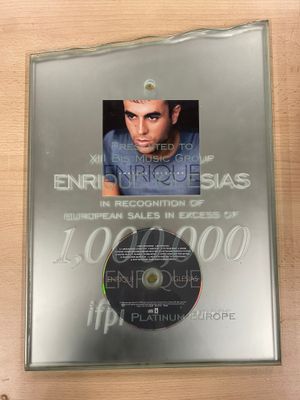 Le CD se trouve dans un boîtier en plastique transparent sur lequel figure la photo d'un homme.