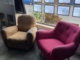 deux chaises placées devant une fenêtre