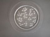 une photo d'une assiette transparente contenant des fleurs