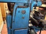 une machine bleue qui se trouve dans une pièce