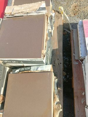 de nombreuses boîtes en carton posées par terre les unes à côté des autres