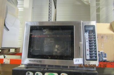 un micro-ondes posé sur un comptoir dans un magasin
