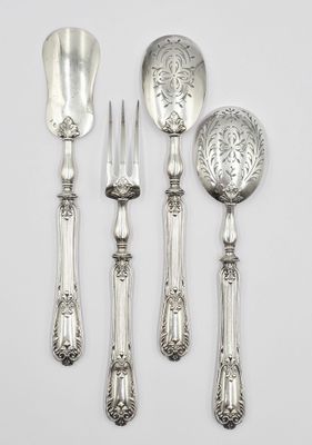 quatre couverts, dont un couteau, une fourchette et une cuillère