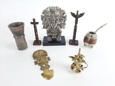 un grand nombre d'objets posés sur une table