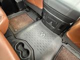 une voiture équipée d'un tapis de sol marron à l'arrière