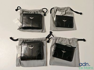 quatre sacs en cuir noir munis d'une fermeture éclair