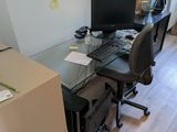 un bureau avec un ordinateur et une chaise dans une pièce