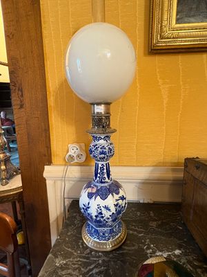 une lampe posée sur une table dans une pièce