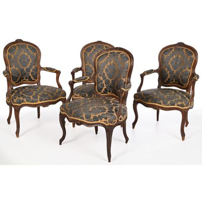 lot de quatre fauteuils de style Louis XV avec assises rembourrées