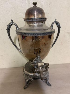 une coupe en argent posée sur une table, recouverte d'un couvercle en argent