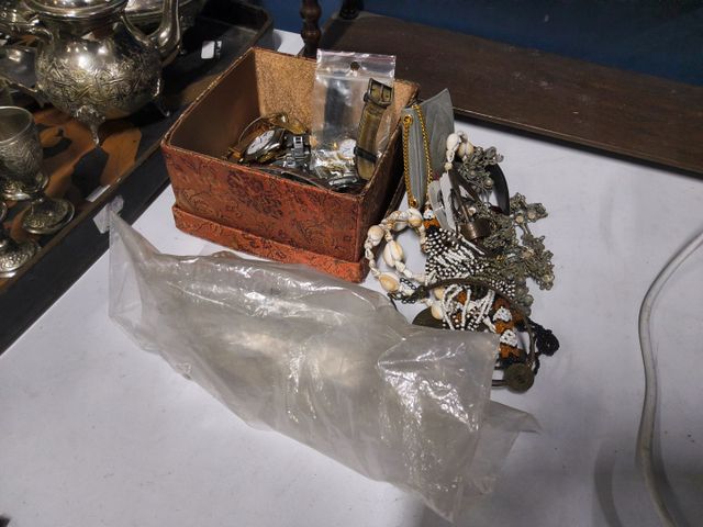 Lot de bijoux et de montres fantaisies