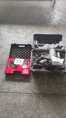 une caisse à outils avec des outils à l'intérieur sur le sol