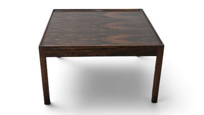 une image d'une table en bois sur fond blanc