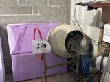 une bétonnière posée dans un coin d'une pièce