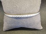 un gros plan sur un oreiller sur lequel repose un bracelet en argent