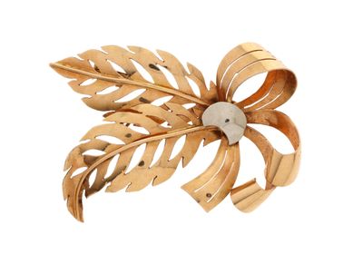 une image montrant un gros plan d'une broche ornée d'une fleur