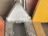 trois engins de chantier alignés les uns à côté des autres