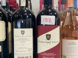plusieurs bouteilles de vin sont alignées sur un comptoir