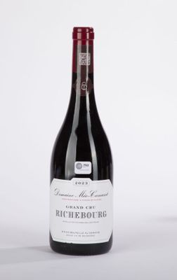 une bouteille de vin posée sur une table