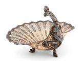 une image représentant une assiette en argent sur laquelle figure un éléphant, sur le dos