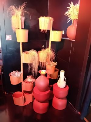 de nombreux pots et vases posés sur une étagère