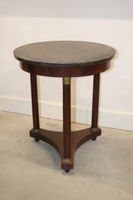 Guéridon rond tripode de style Empire, placage acajou, plate…