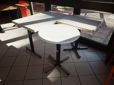 deux tables placées devant une fenêtre