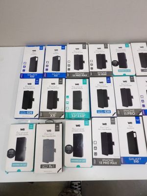 de nombreuses boîtes de téléphones portables posées sur une table