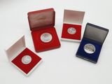 Il y a trois pièces d'argent dans une boîte rouge et une pièce d'argent dans une boîte bleue