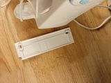 une télécommande Wii posée sur une table à côté d'un manette Wii