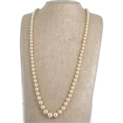 un gros plan d'un collier de perles blanches sur un mannequin