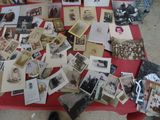 une table rouge sur laquelle sont posées plein de vieilles photos