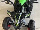 une photo d'un quad vert et noir