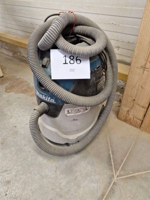 un aspirateur posé par terre