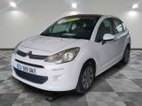 la voiture blanche est garée sur un sol en damier dans le garage