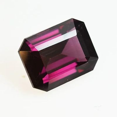 des tourmalines violettes sur une surface blanche, avec un fond blanc
