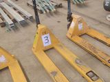 de nombreuses palettes entreposées dans un entrepôt