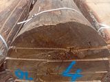 un tas de bois posé sur le sol