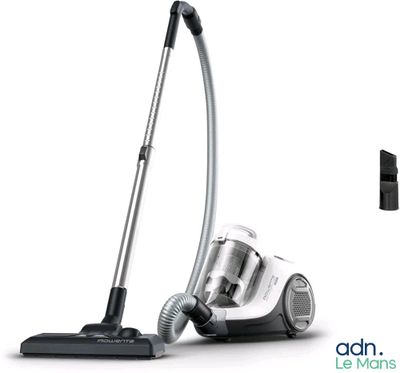 gros plan d'un aspirateur et d'une balayeuse sur fond blanc