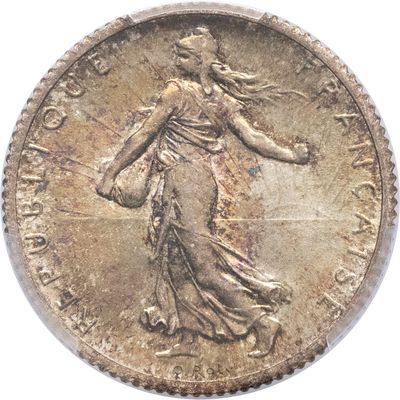 gros plan d'une pièce de monnaie sur une surface blanche